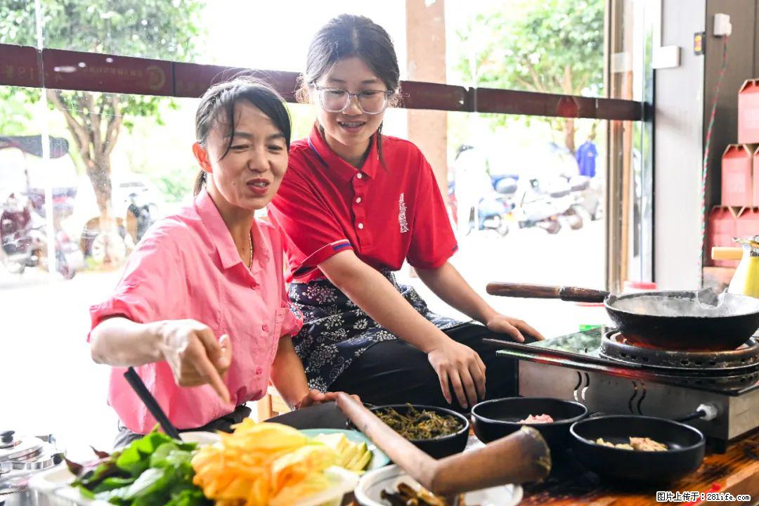 全网追的“扁担女孩”，找了一份暑假工，时薪12元 - 澳门生活资讯 - 澳门28生活网 am.28life.net