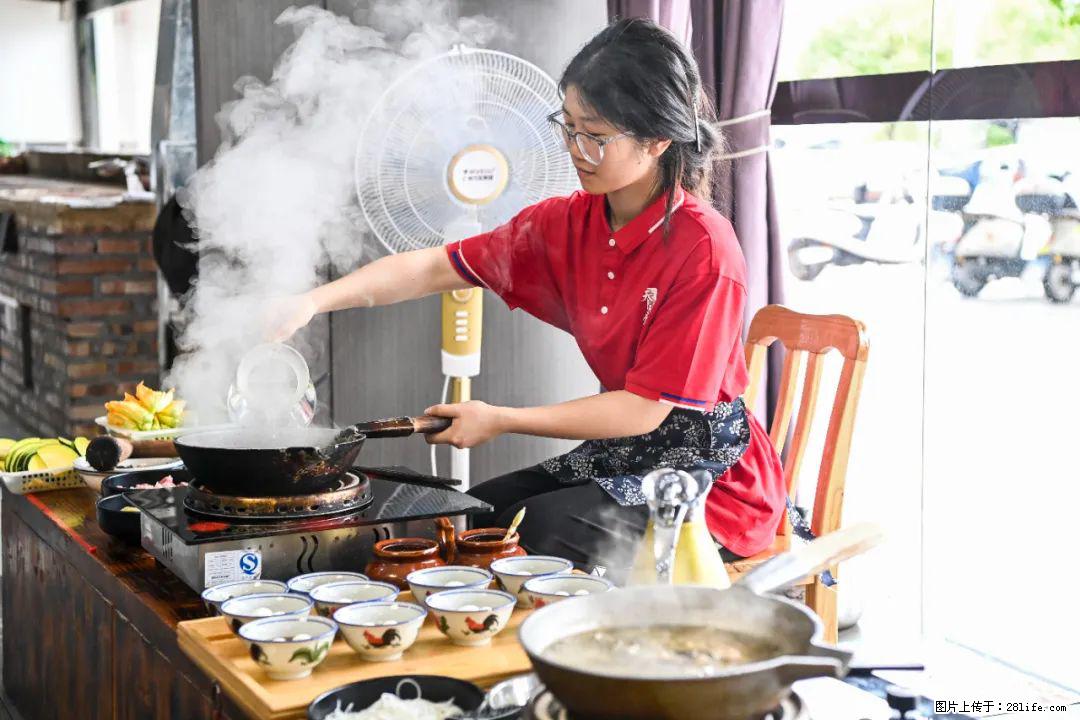 全网追的“扁担女孩”，找了一份暑假工，时薪12元 - 澳门生活资讯 - 澳门28生活网 am.28life.net